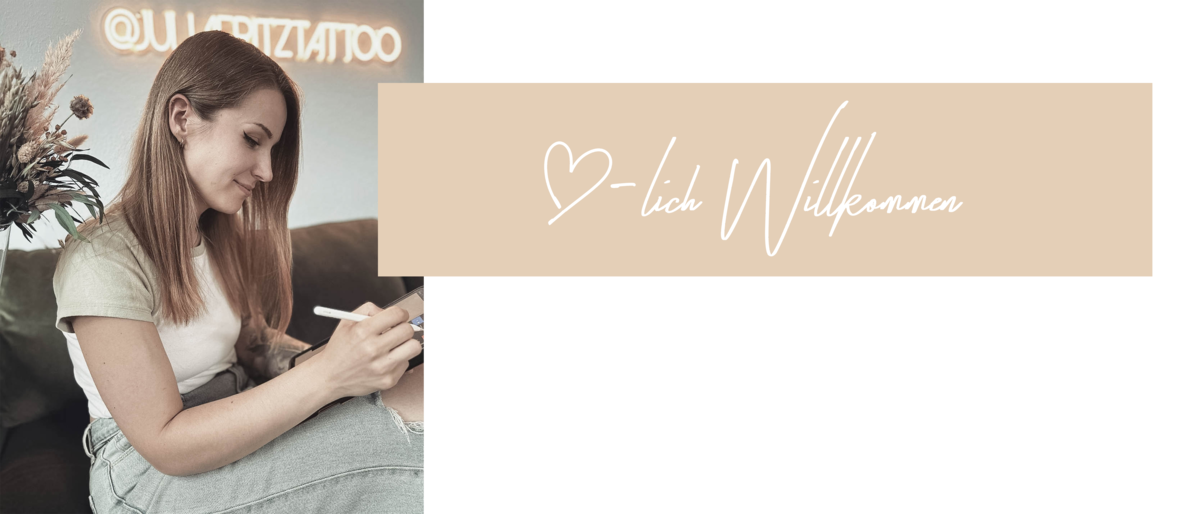 Auf dem Bild ist die Künstlerin Julia Fritz zusehen. Im Hintergrund ist in Leuchtschrift der Instagram Name @juliafritztattoo zusehen. Daneben ist ein Banner mit einem Text dort steht Herzlich Willkommen.